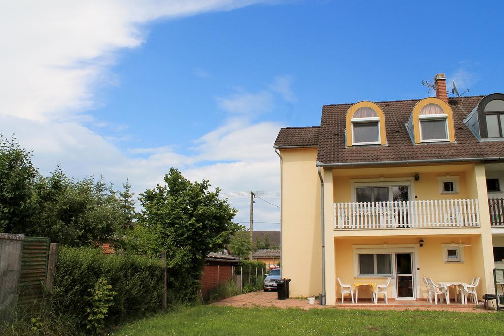 Fausztland Apartments Zamárdi Buitenkant foto
